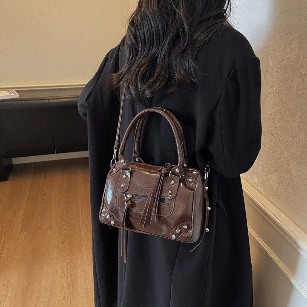 Fashion Rivets Pillow Bag Larg - Top Handle Patent Bag recension och pris