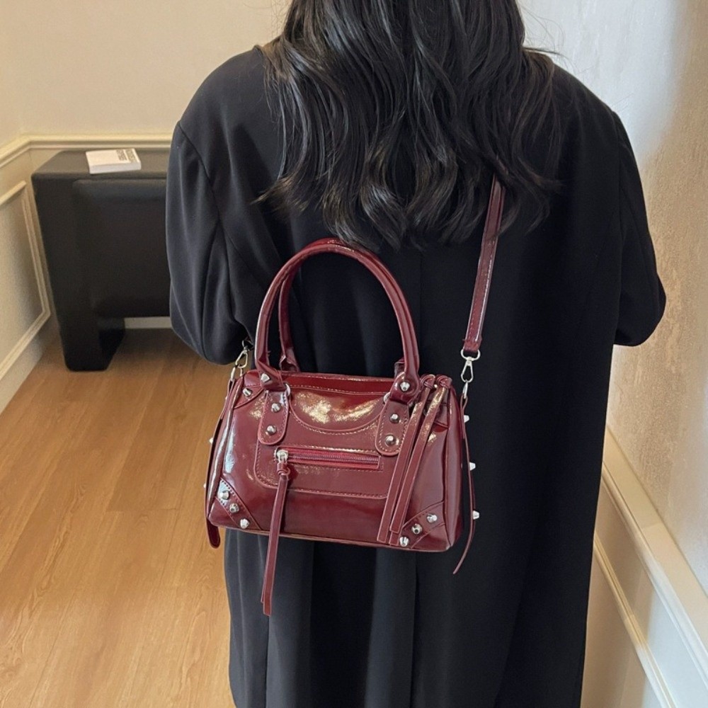 Fashion Rivets Pillow Bag Larg - Top Handle Patent Bag recension och pris