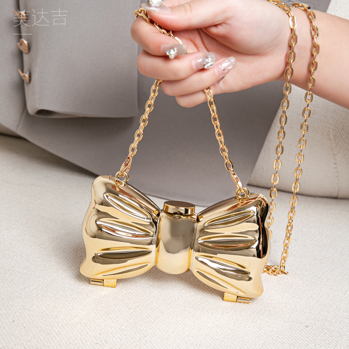 Glossy Gold Metal Bow Shaped M - Luxury Bags Mini recension och pris