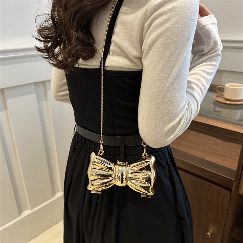 Glossy Gold Metal Bow Shaped M - Luxury Bags Mini recension och pris