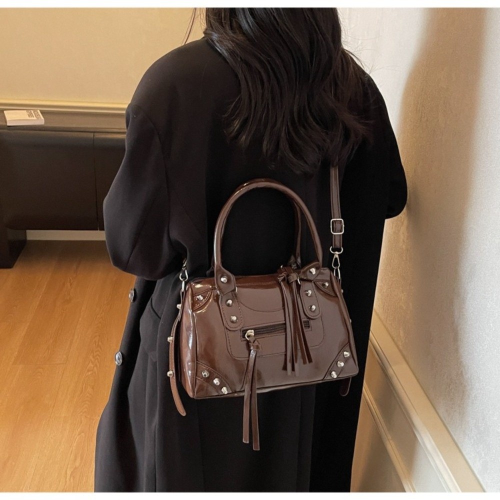 Vintage Rivets Pillow Bag Pate - Top Handle Patent Bag recension och pris