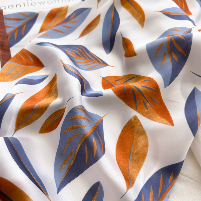 Luxury Brand Print 70cm Square - Luxury Bags Mini recension och pris